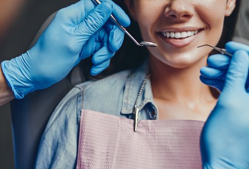 usługi stomatologiczne badanie dentystyczne z wykorzystaniem lusterka stomatologicznego