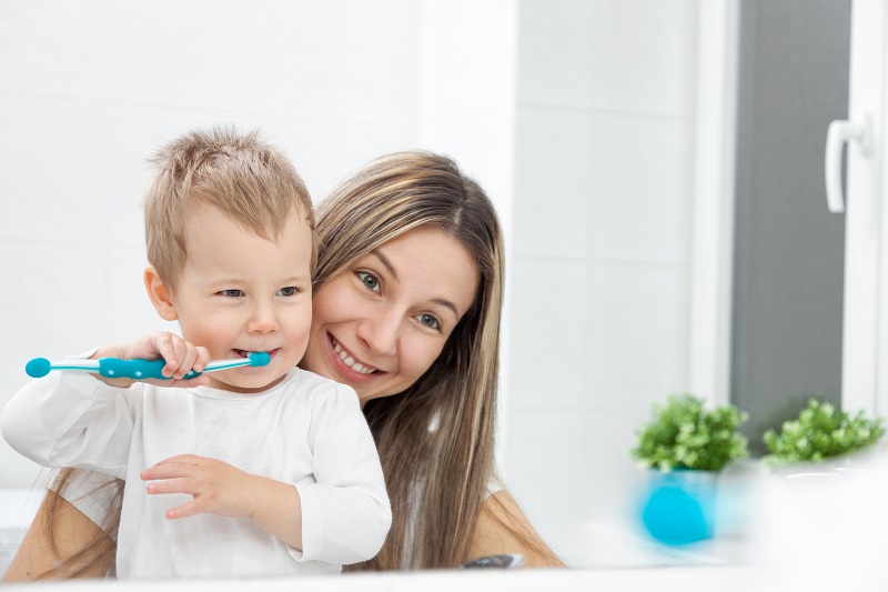 mycie zębów z dzieckiem
