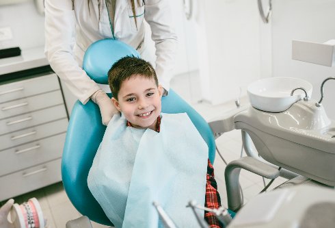 Stomatologia dziecięca dziecko na wizycie u dentysty