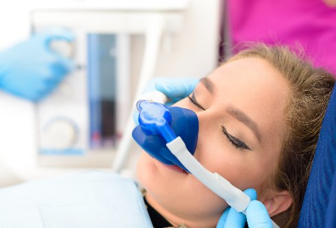 znieczulenie stomatologiczne kobieta w masce gazowego znieczulenia dentystycznego